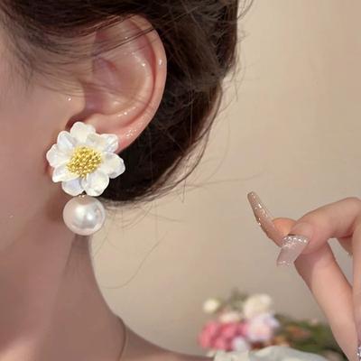 Fresh and Sweet Pearl Flower Earrings Design Stud Earrings Have Unique Temperament and Super Fairy Petal Earrings.