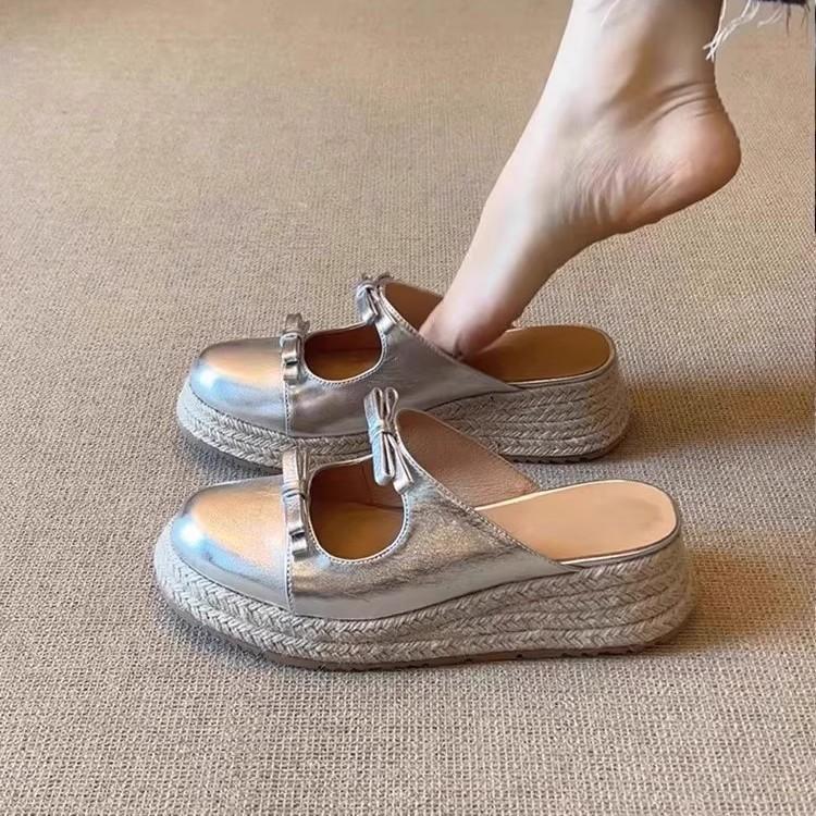 

Полушлепки на танкетке с сумкой на носке женские 2025 новые летние с бантом на одном ремешке сандалии на платформе с утолщенной подошвой 40 серебряный