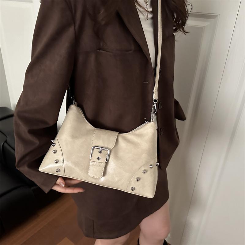 Large Capacity Riveted Retro Bag Women's Autumn and Winter New Casual Shoulder Crossbody Bag Textured Commuter Dumpling Bag