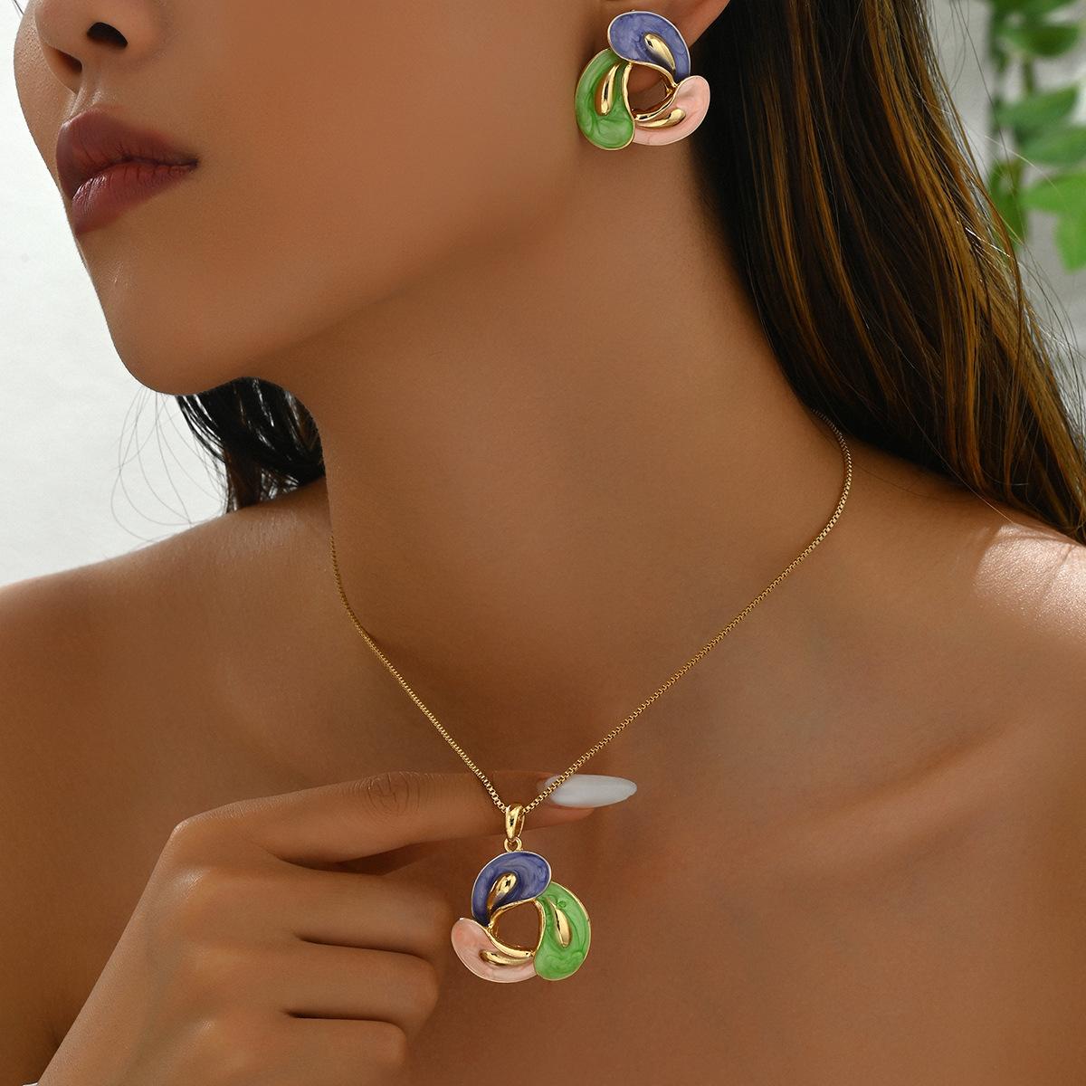 

Модный женский комплект ювелирных изделий Drip Oil, персонализированное вращающееся ожерелье с каплями воды и масляным дизайном, универсальные серьги