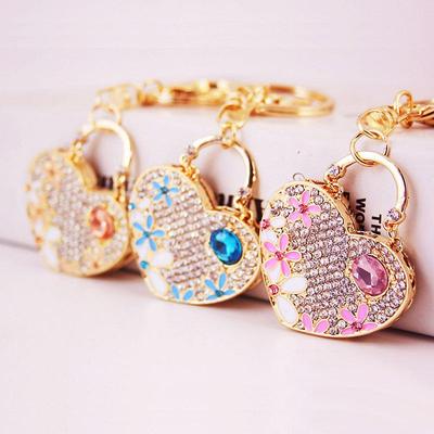 "Llavero de Gema de Corazón y Flor: "Elegante Colgante Metálico para Bolsos de Mujer"