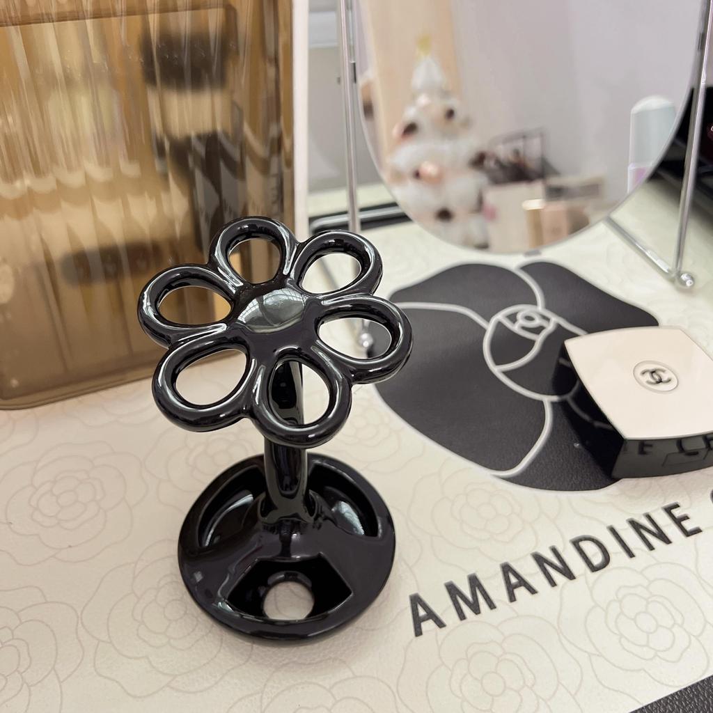 Elegant Ceramic Flower Toothbrush Holder for Bathroom Organization Makeup Brush Holder for Vanity: A Stylish Bathroom Accessory