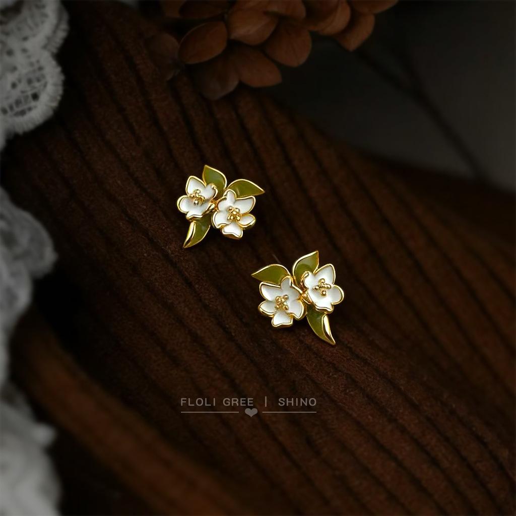 Оригинальные серьги-гвоздики с эмалью цвета гардении, ручной росписью, дизайн  цветок и игла , милые серьги-гвоздики