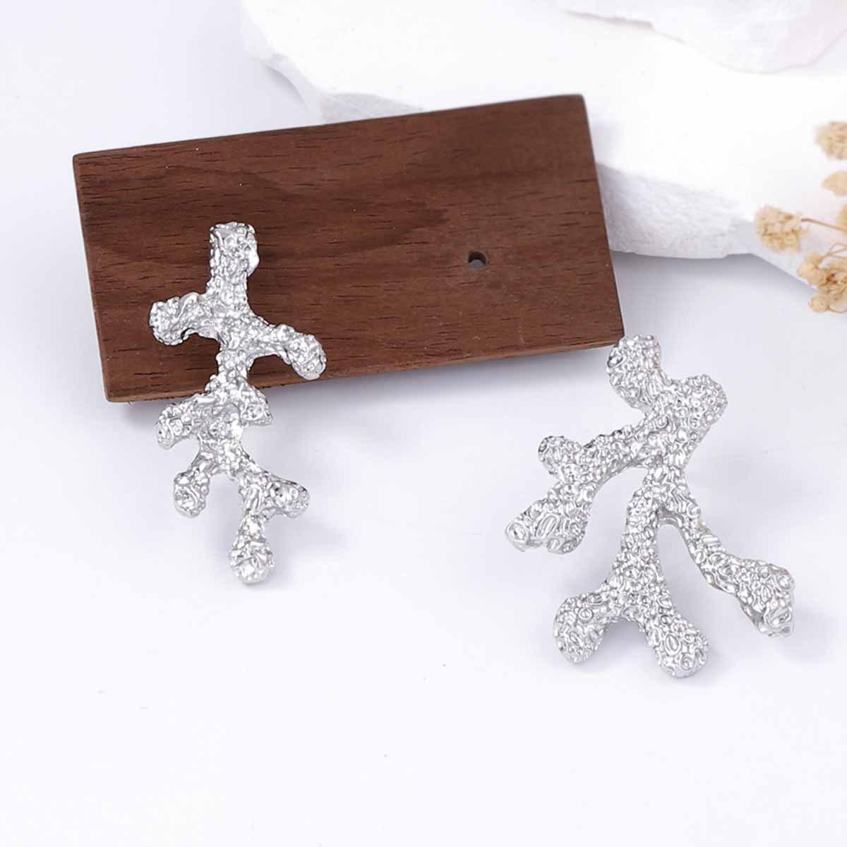 

Light luxury, high-end creative design sense, asymmetrical alloy coral stud earrings, Marine simple vacation style for women