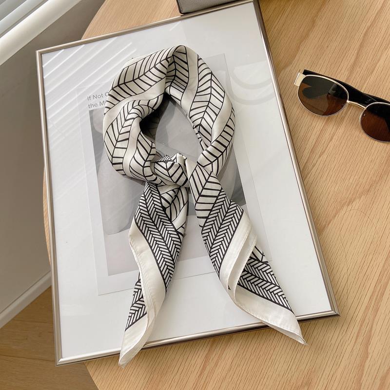 Luxusdesign Paisley-Druck Kleiner quadratischer Schal Simulierte Seide Dünner Halsschal Reifer Stil Sonnenschutz Kopftuch für Frauen