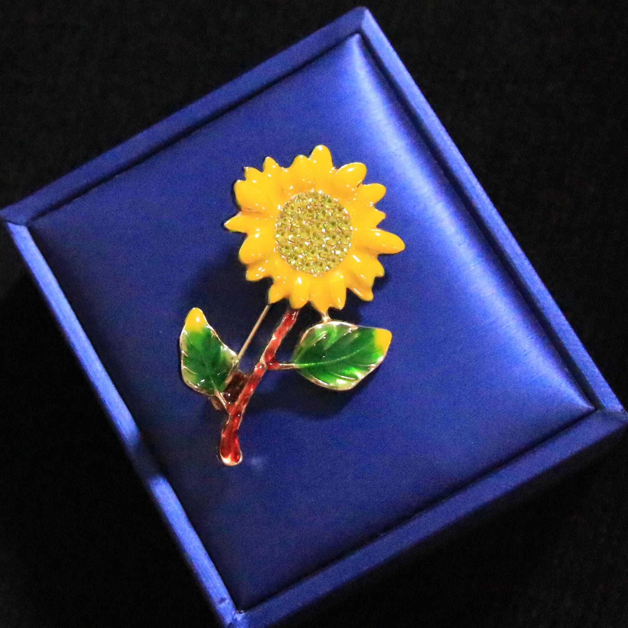 

SKEDS Women Girls Fashion Exquisite Sunflower Badges Pin Classic Lady Shining Boutique Rhinestone Brooch Corsages