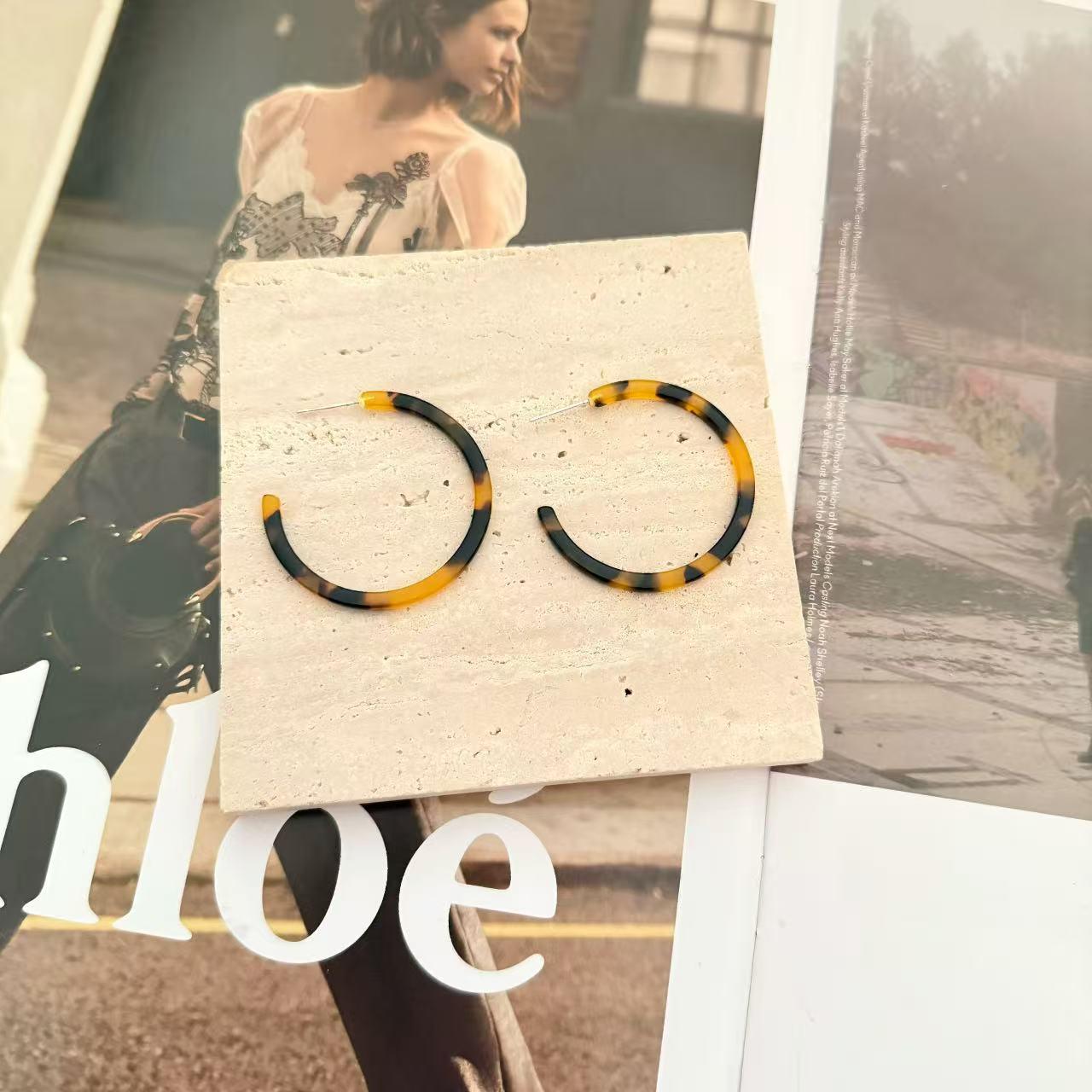 

Ретро Акрилові Сережки з Леопардовим Принтом для Жінок - Європейський/Американський Стиль, Високоякісний Дизайн з Гонконгу, Осінньо-Зимова Колекція