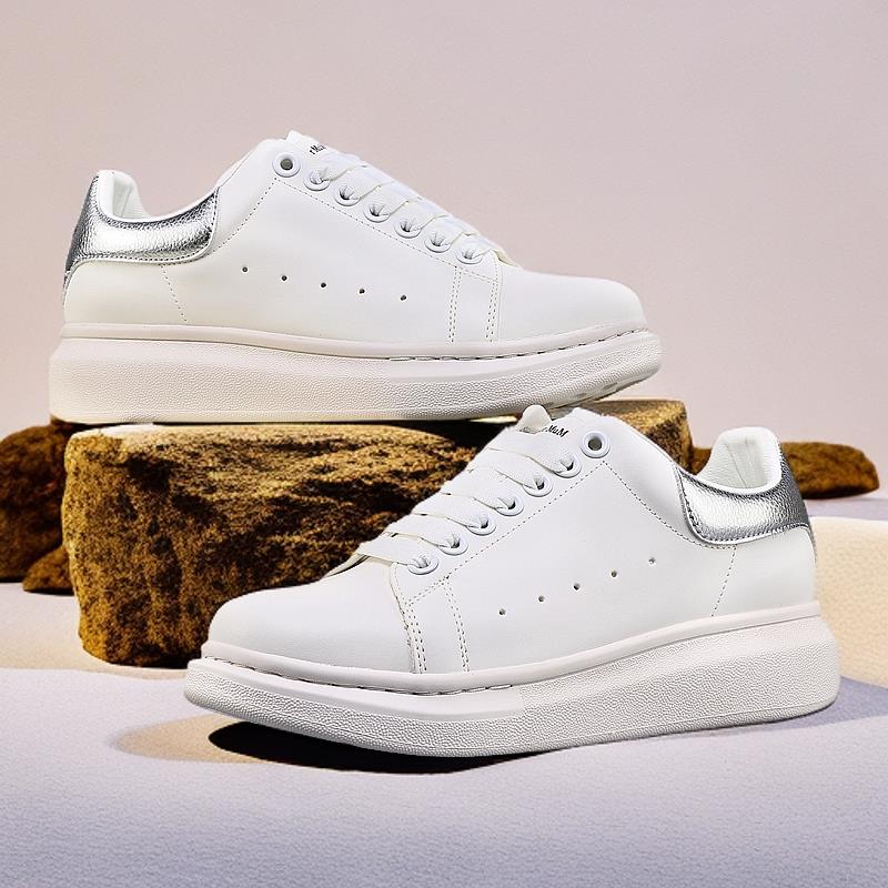 Fashionable and comfortable best-selling versatile fashion sports shoes with soft sole height-enhancing casual.