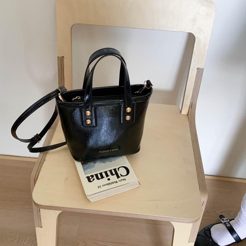 

Versatile casual new bucket bag female personality solid color commuting fashion high-end oily leather temperament messenger bag чорний