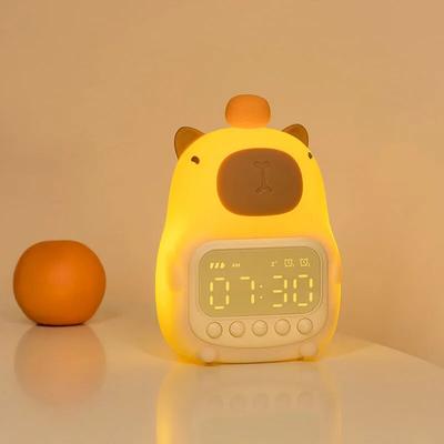 Despertador digital recarregável fofo com luz noturna, toque soneca, display sempre ligado, relógio de mesa, despertador 12/24 horas, música, relógio LED