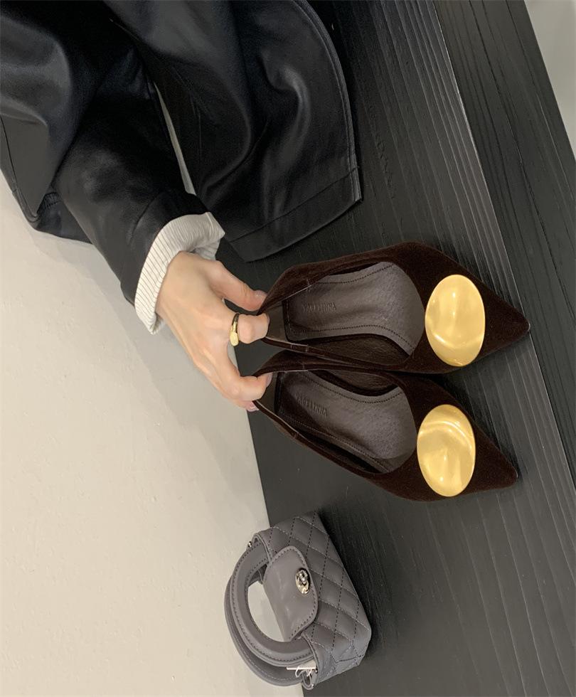 

2025 new autumn Xiaoxiangfeng single shoes for women, pointed head, flat bottom, shallow mouth button, soft sole, fashionable and versatile single 39 темно-коричневого