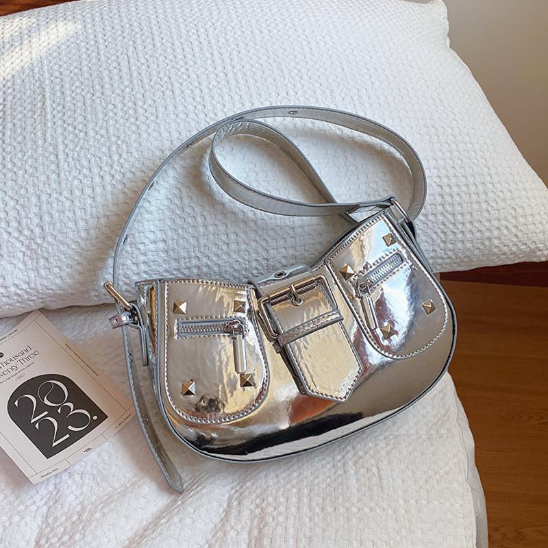 

Trendy 2024 New Spring And Summer Small Underarm Stick Bag Women s Bag With Lock Buckle Street Style Shoulder Bag серебряный