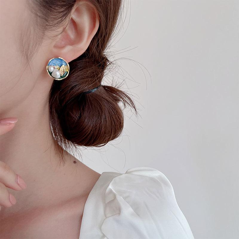 Ladies Light Luxury Elegant Imitation Pearl Earrings Fashionable Enamel Colorful Drop Glaze Unique Design Sense Earrings