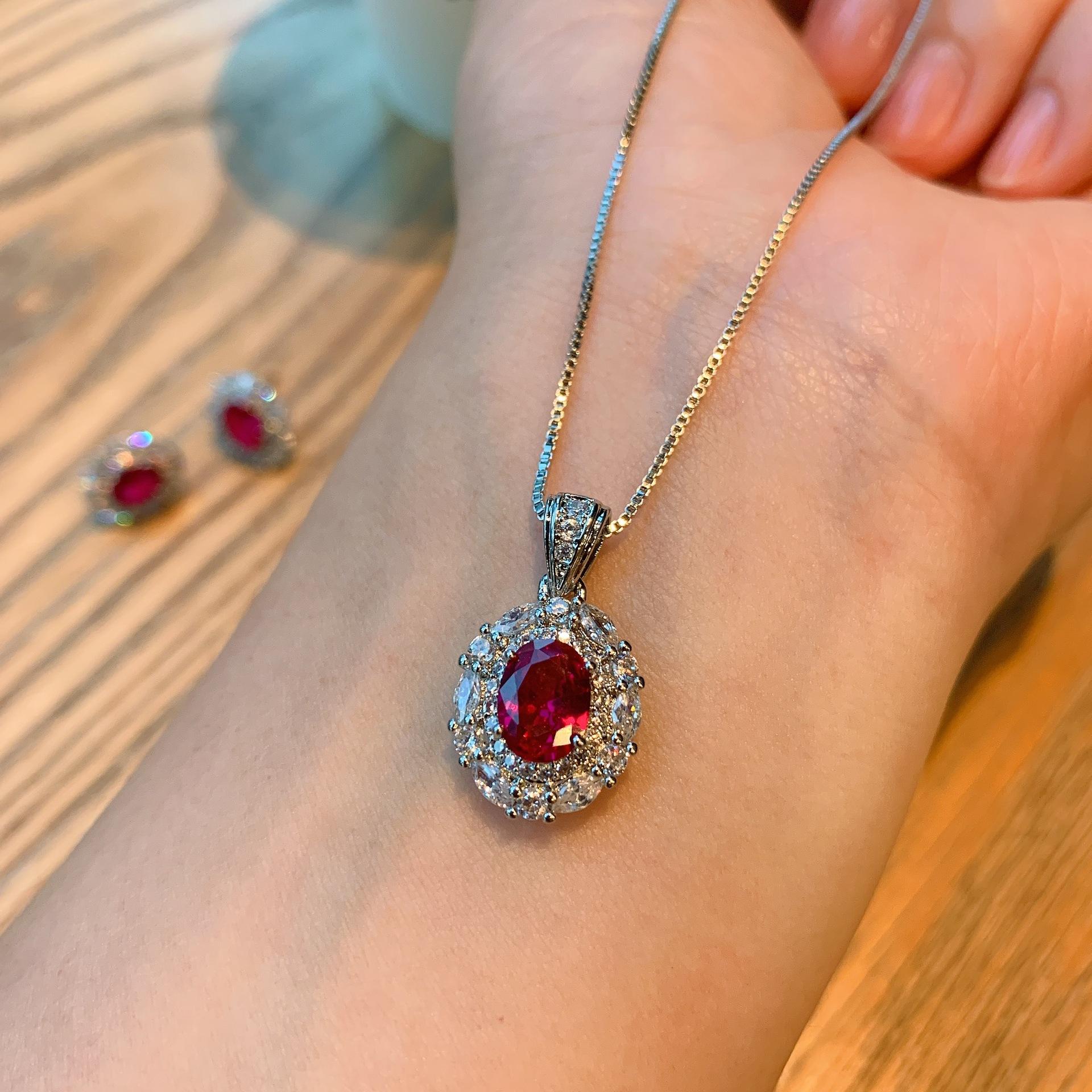 

Ювелірні вироби Голубина кров Намисто з рубінами Перебільшений колір Скарб S925 Срібні сережки-голки Банкетний комплект ювелірних виробів