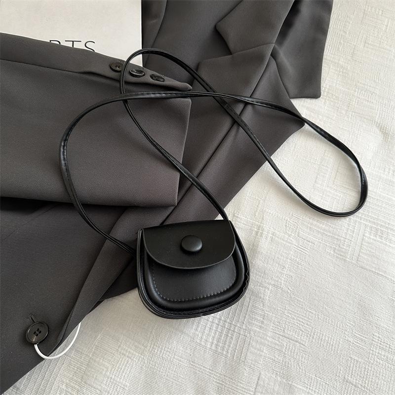 

Мини маленькая женская сумка лето 2025 новый модный универсальный рот красный конверт нишевый дизайн текстура диагональный пролет сумка-седло