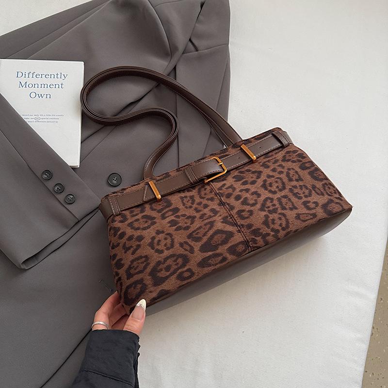 Premium texture retro leopard print single shoulder underarm bag women's 2025 new autumn and winter large-capacity commuter baguette bag