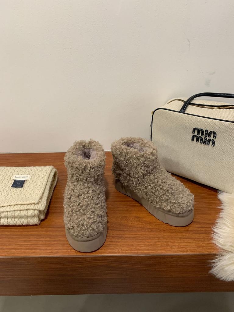 Lamb wool snow boots women's 2025 winter velvet thick-soled warm cotton boots new northeast cold-proof wool cotton shoes