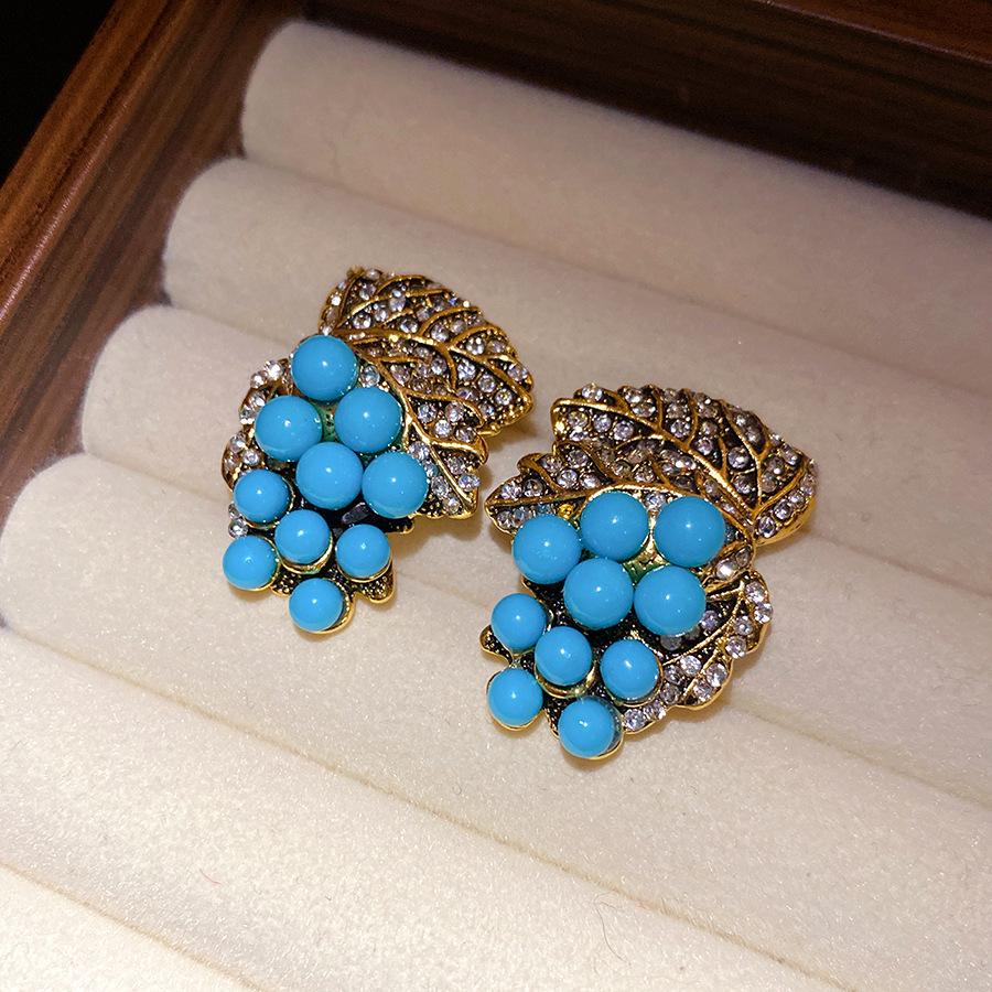 

Silver needle with diamonds leaf fold stud earrings medieval vintage court temperament earrings light luxury high sense earrings