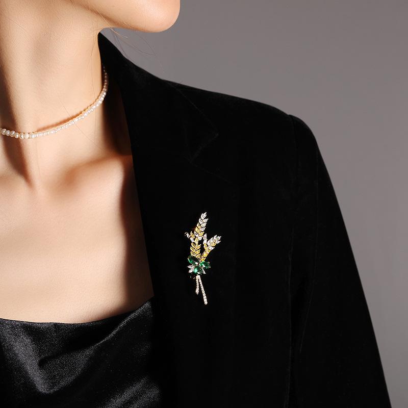 Bo Xin Yun Luxury Wheat Ear Brooch with Emerald Zirconia - Elegant Suit Coat Accessory & Gift Pin