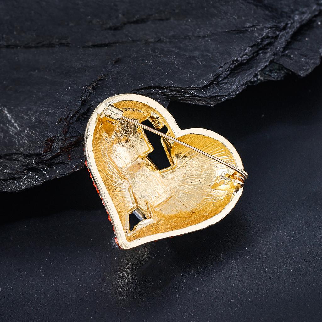 Cross-border New Full Diamond Peach Heart Brooch Women's Alloy Rhinestone Temperament Versatile Clothing Pin Brooch Anti-light Fixing