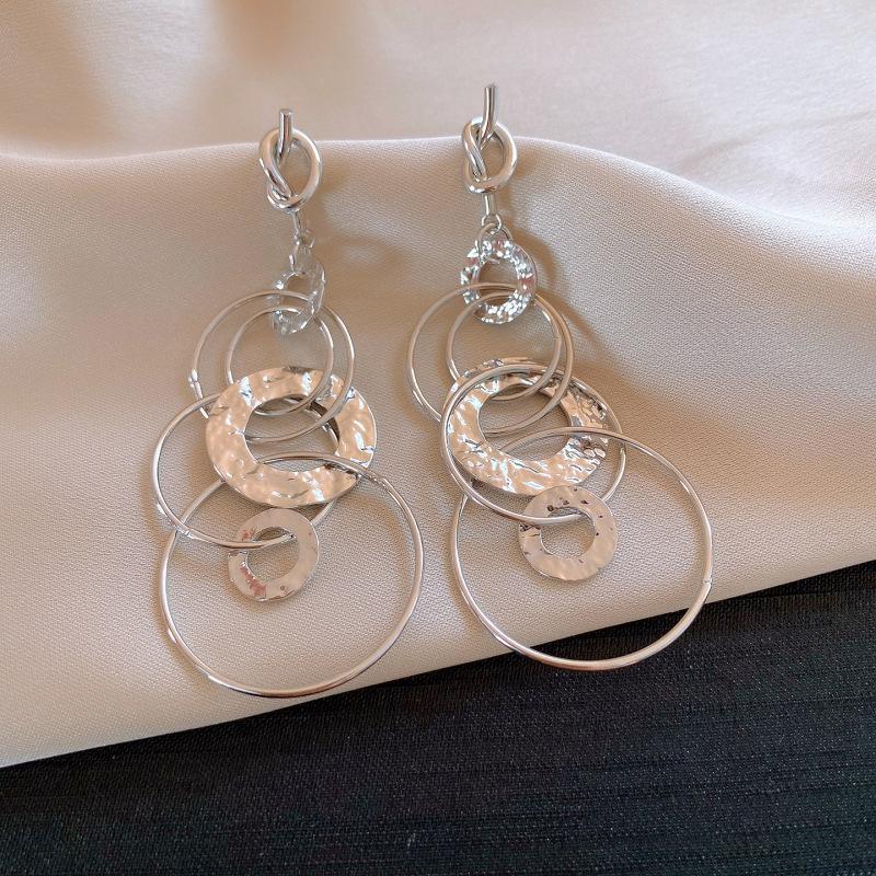 

Silver needle knotted pleated hollow round fringed earrings European and American personality temperament earrings light luxury high-end earrings