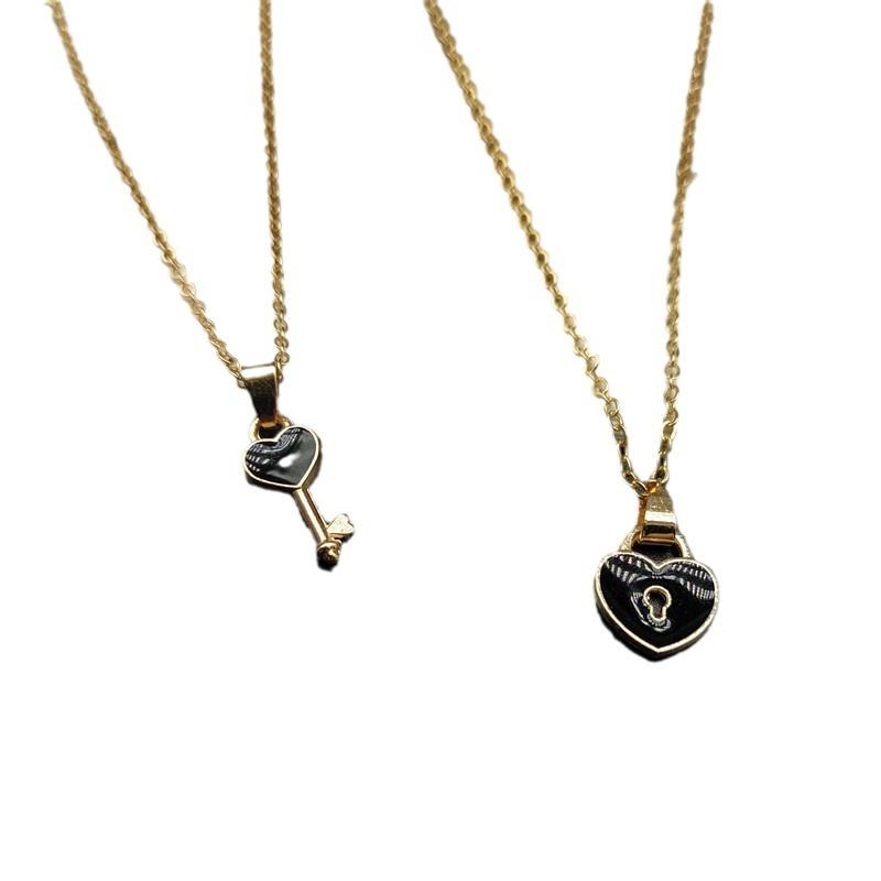 A Pair Of Couple Necklaces, Simple And Fashionable Small Key Locks, Love Pendants, Gold Collarbone Chains, Necklaces, Gifts.