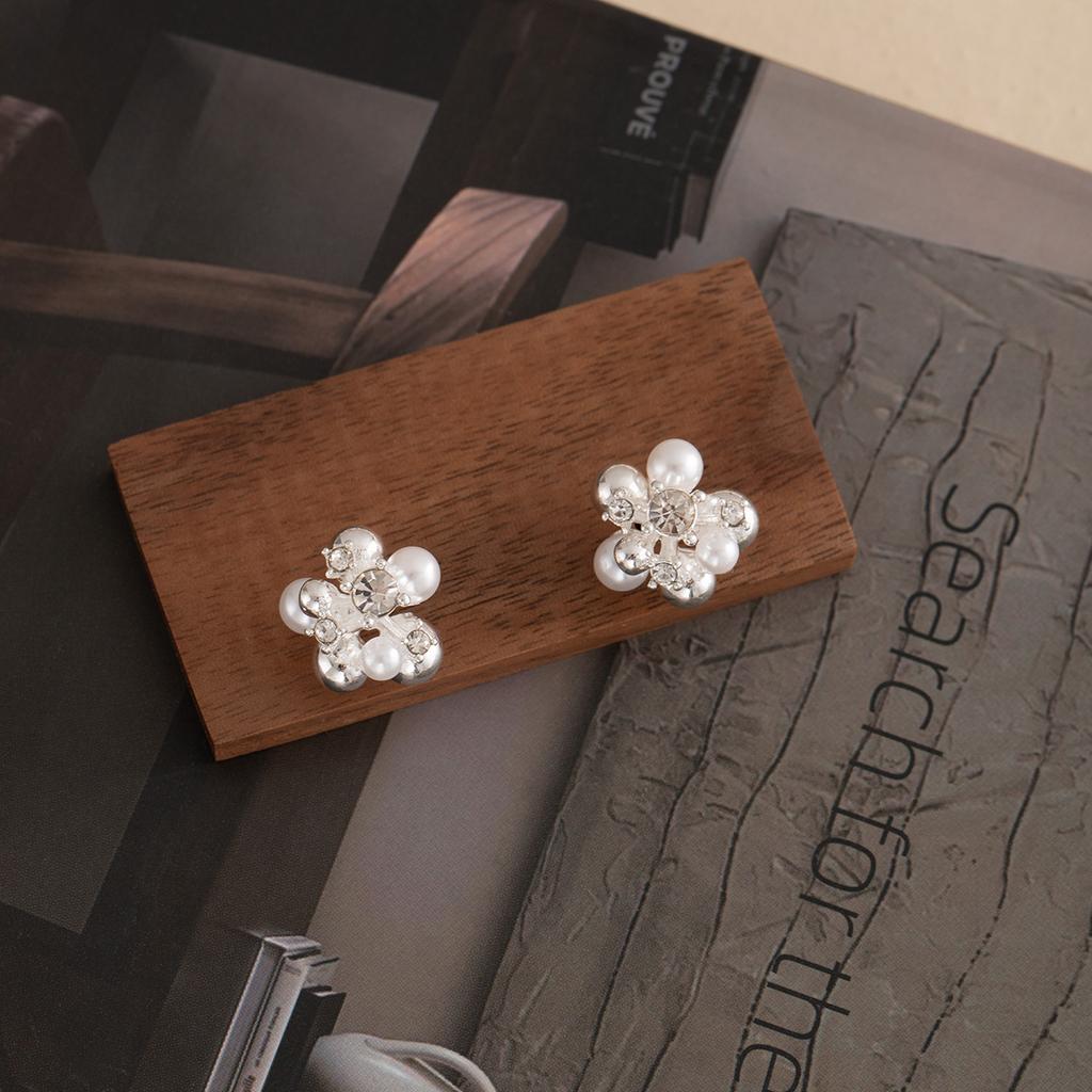 French High-End Simple Pearl Flower Ball Stud Earrings Women'S Light Luxury Elegant Gentle Earrings Niche Temperament Earrings