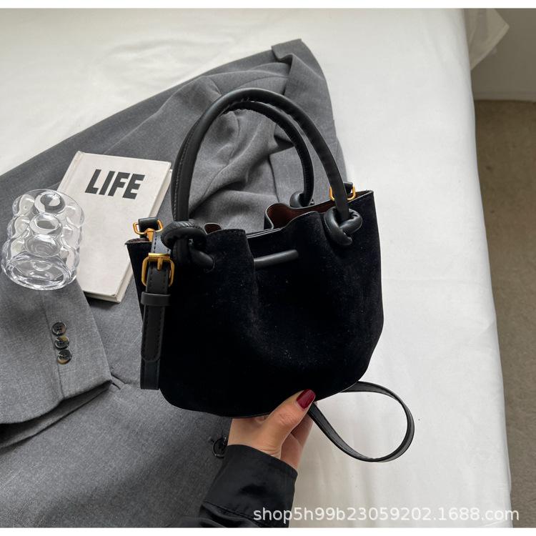 Autumn and Winter Retro Matte Small Bag Women's New Versatile Messenger Bag Fashionable Suede Portable Bucket Bag