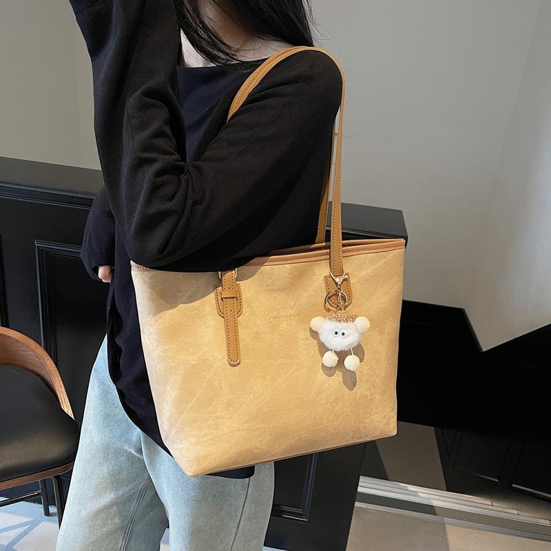 Niche high-end design tote bag large-capacity commuting leisure texture shoulder messenger bag pendant bag