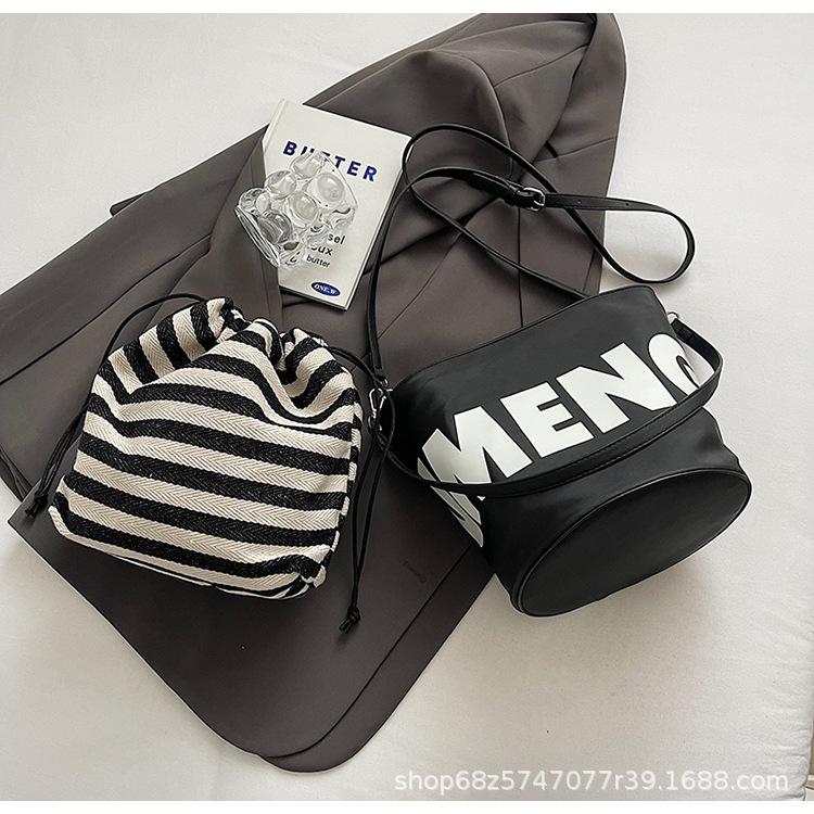 

Casual small bag women s 2025 new spring and summer versatile messenger bag with strap strap simple portable bucket bag чорний