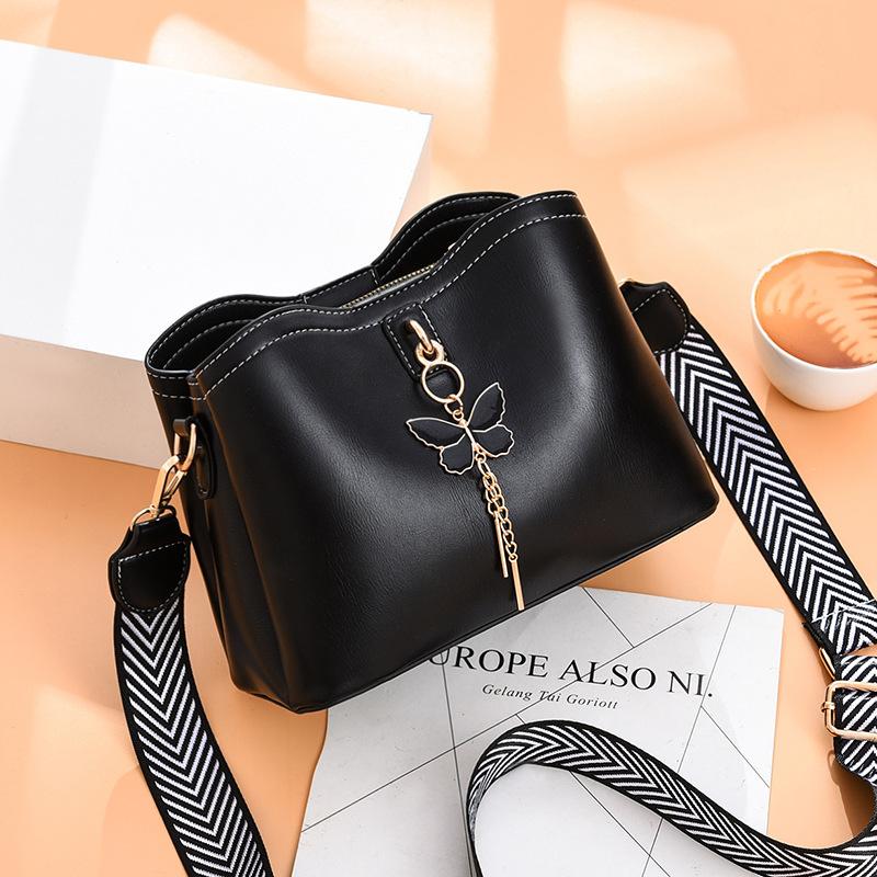 Летние маленькие, новая мода, весенние и летние универсальные популярные женские однолямочные сумки-мессенджеры чёрный