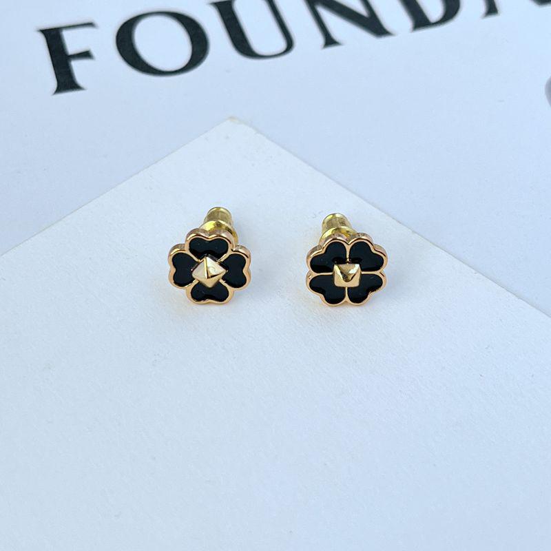 

Элегантные минималистичные серьги-пусеты с эмалью в виде четырехлистного клевера чёрный