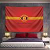 Rød baggrund med gule striber og et Manchester United-emblem. Mønstret gobelin til soveværelse og stue boligindretning