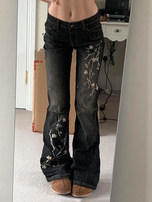 Amerikanische Western-Jeans mit floraler Stickerei, niedriger Taille, Bootcut und Used-Look