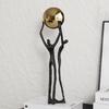 Metallhandwerk Simulierte Menschenfigur Skulptur Goldene Kugel Kugelträger Figur Metallfigur Heimdekorationszubehör