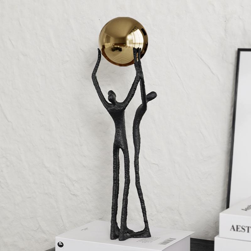 Metallhandwerk Simulierte Menschenfigur Skulptur Goldene Kugel Kugelträger Figur Metallfigur Heimdekorationszubehör