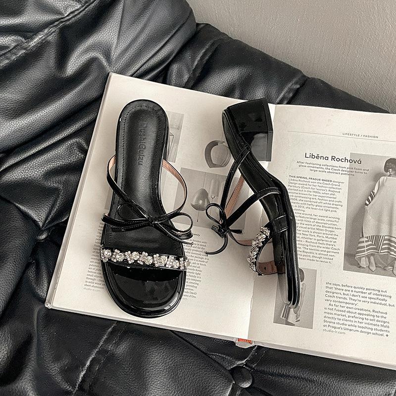 

Французский темперамент бант крутые тапочки женская верхняя одежда 2025 новый летний толстый каблук высокие каблуки с юбкой шлепанцы 35