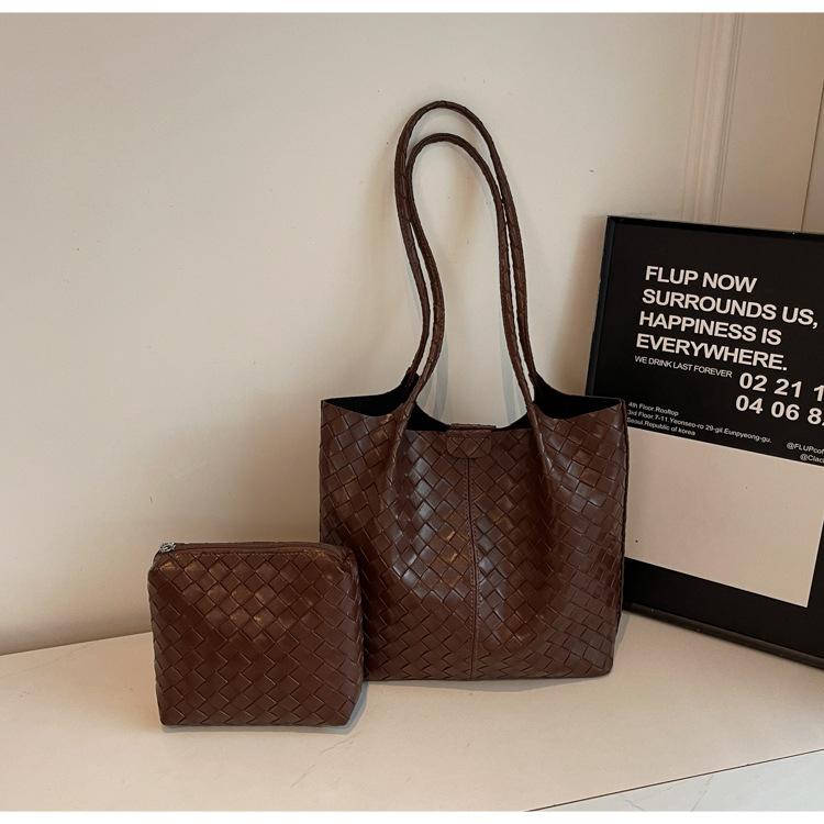 

Корейская версия нишевая плетеная сумка-тоут женская сумка 2025 новая повседневная большая вместимость сумка-тоут сумка для мамы и ребенка сумка на плечо темно-коричневого