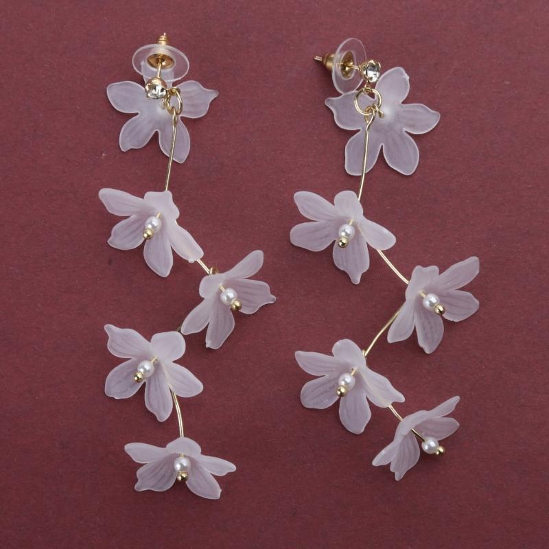 Fashion Trend White Acrylic Flower Drop Earrings Female Alloy Tassel Chain Pendant Earrings Korean Wedding Earrings