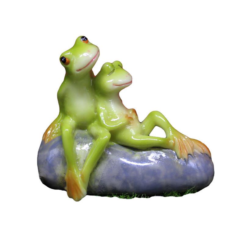 Cute Couple Resin Frog Ornament Sitting On Stone Design For Ornament Home