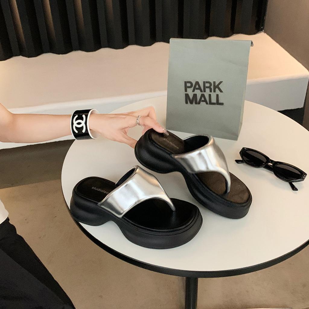 The spot is sent in seconds! Grape mother has the same shoes, small people are fashionable, thick soles increase the feeling of stepping on 