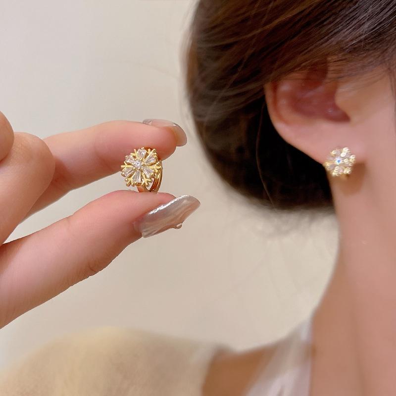 Fashionable Korean Style Snowflake Earrings For Women