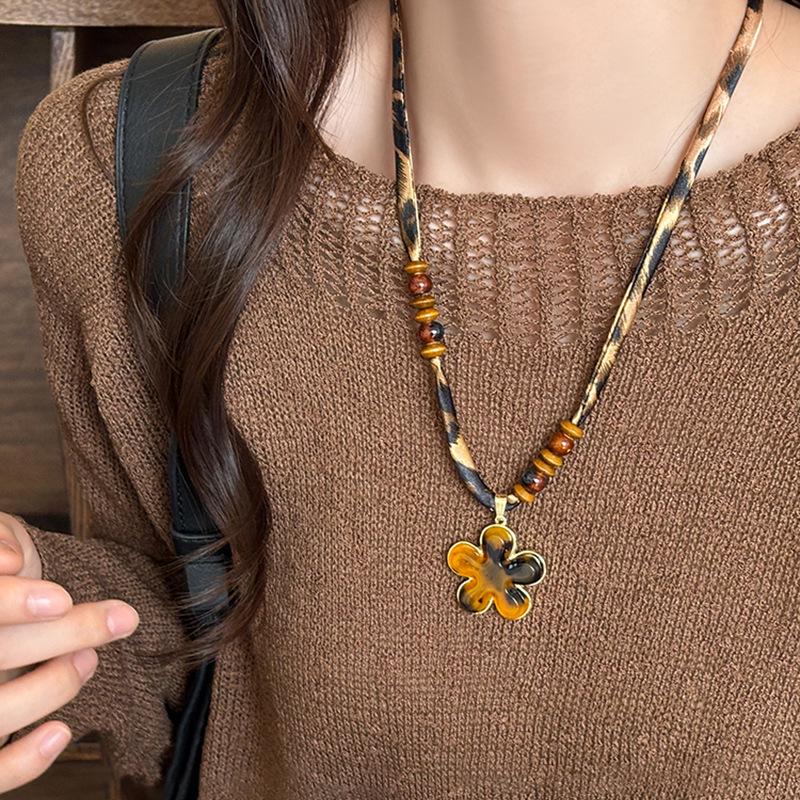 Elegant Leather Cord Heart Necklace with Wood Beads – Luxurious and Versatile for Autumn and Winter
