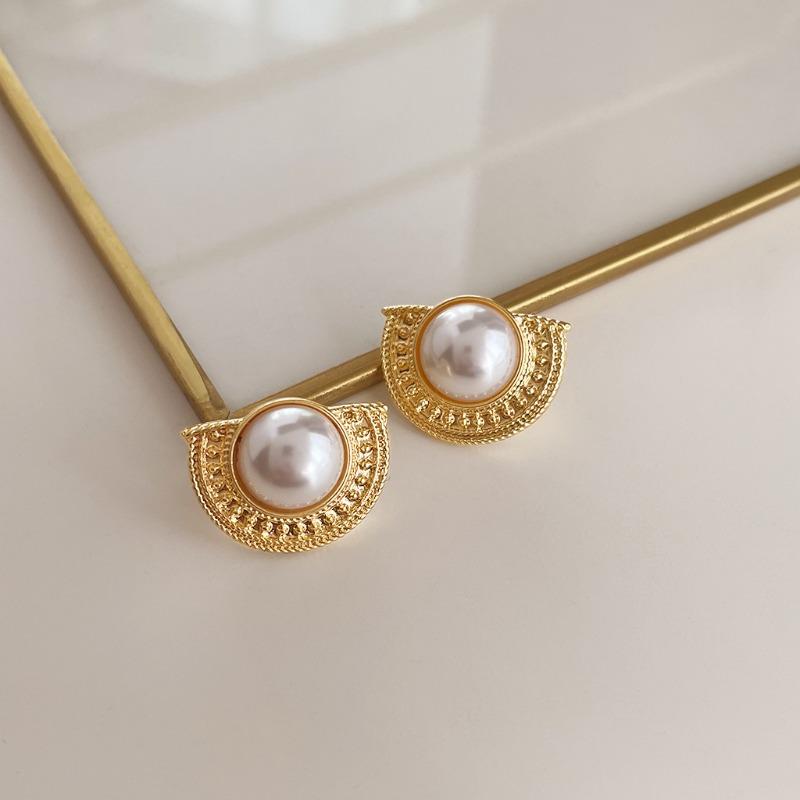 Retro fashion oil-dripping earrings niche temperament medieval style earrings personality high-end pearl earrings