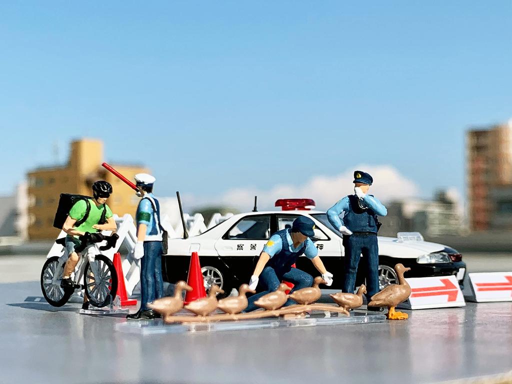 Geocolle 64 164# Car Snap 16a Police ABSPVC dollsaccessories (painted, partially assembled) + die-cast mini car set 321590
