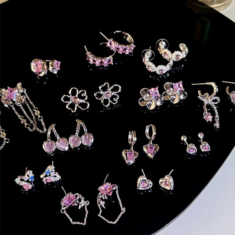 

Модные маленькие серьги-гвоздики с вышивкой в ​​виде сердца, серьги-гвоздики Escapeing Sweetheart ~ розовые серьги для девочек, повседневная одежда, серьги, ювелирные изделия, подарки на день Святого Валентина