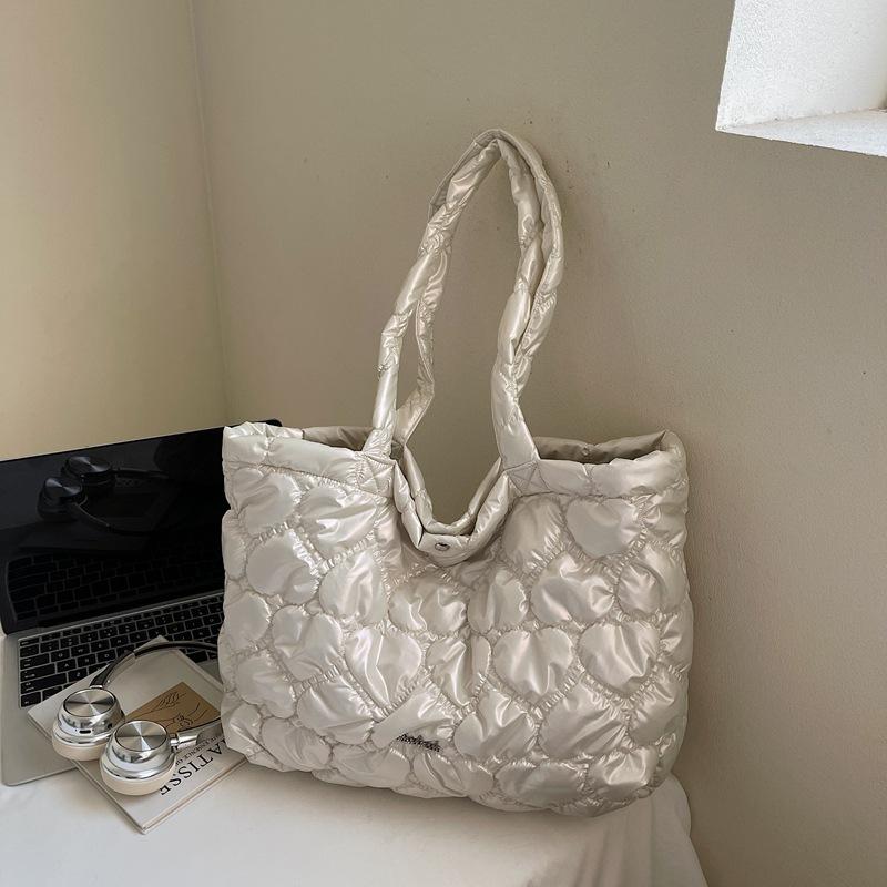 Slack Schultertasche mit großem Fassungsvermögen, neue Wolkentasche, Puff-Tragetasche, süße und niedliche Damentasche.