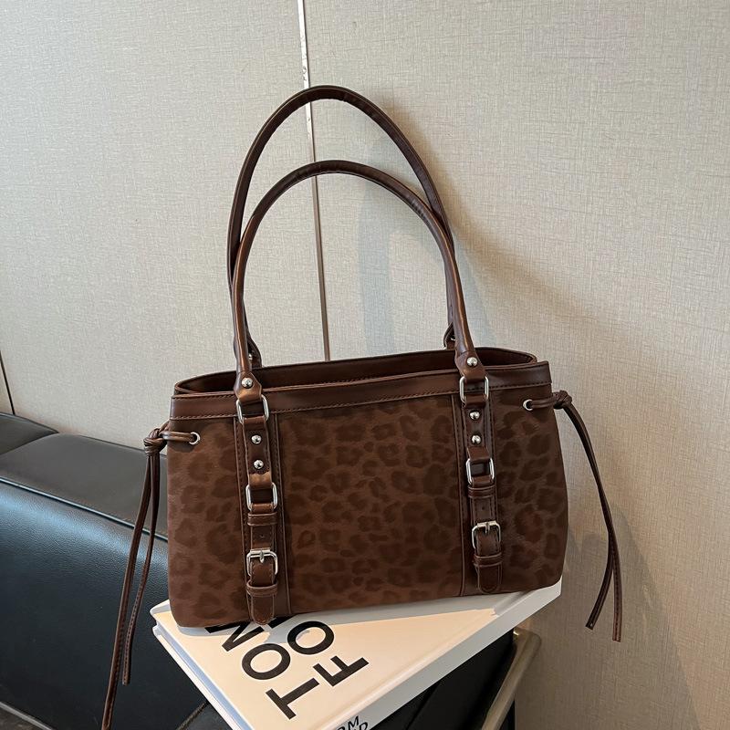 

2025 new leopard print shoulder bag women s large-capacity temperament retro handbag suede texture popular handbag цветной печати леопарда