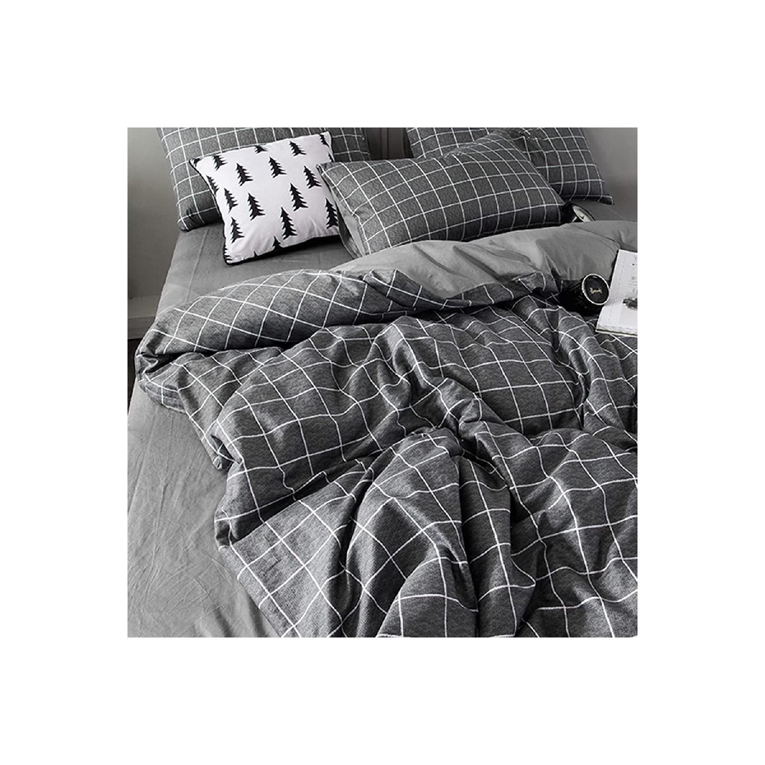 

Серо-белый комплект пододеяльников с простынями