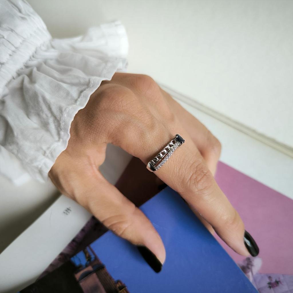 Серебряное кольцо с натуральным сапфиром 0.66ct, фианитами, вес изделия 2,59 гр (2180975)